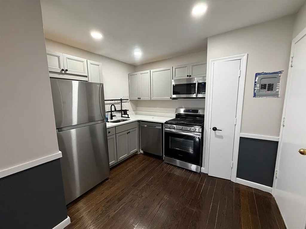 2 bed, 1.0 bath, 709 sqft, $2,500 — Photo 3