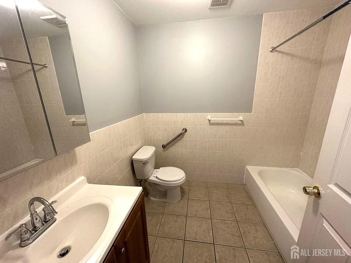Building Photo - 111 Harris Ave #5