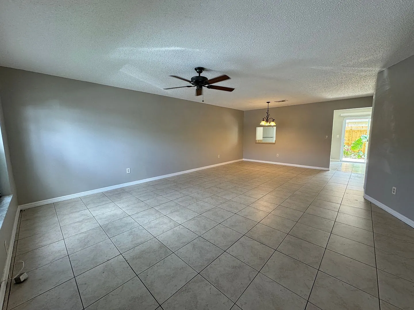 3 bed, 2.5 bath, 1307 sqft, $1,725 — Photo 3