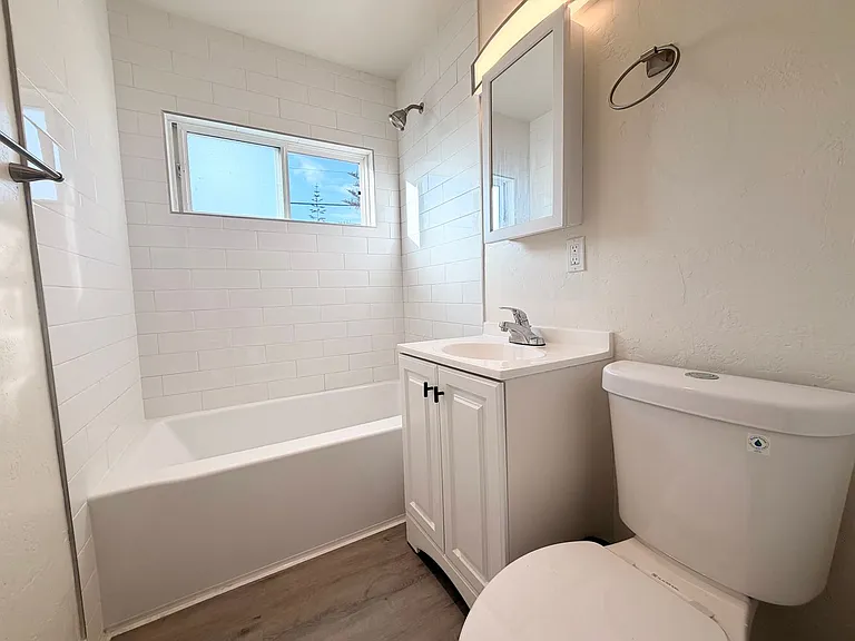 Bright 2 bed 1 bath in Pacific Beach — Photo 8