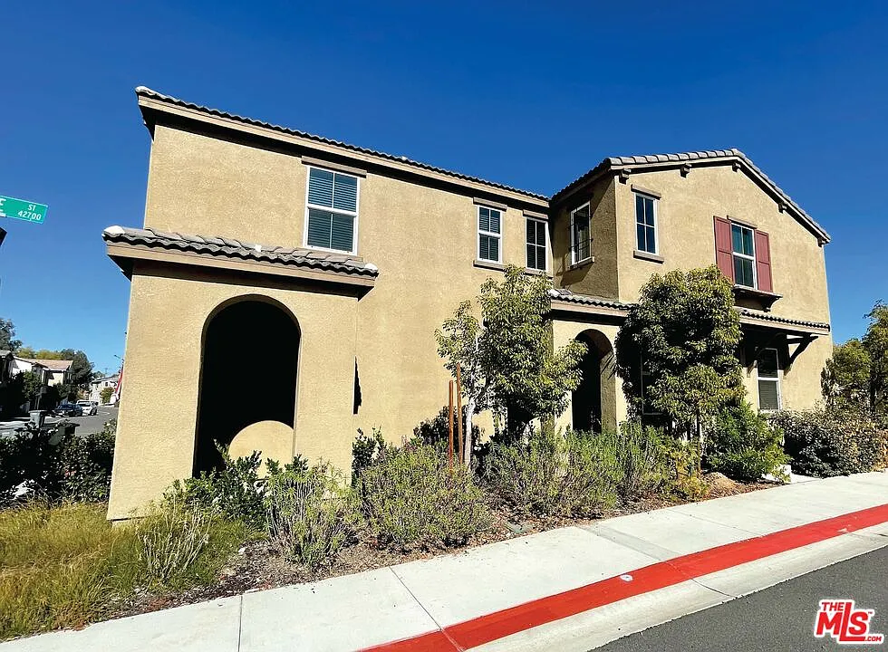 3 bed, 2.5 bath, 1974 sqft, $5,500 — Photo 2
