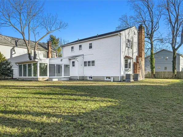 23 Oakwood Street, Greenlawn, NY 11740