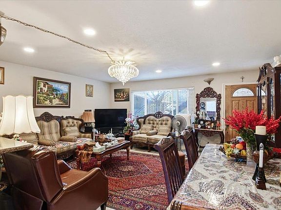 5th image of 1000 Estes St Unit 5