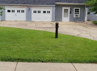 562 Holly St, Elgin, IL 60123