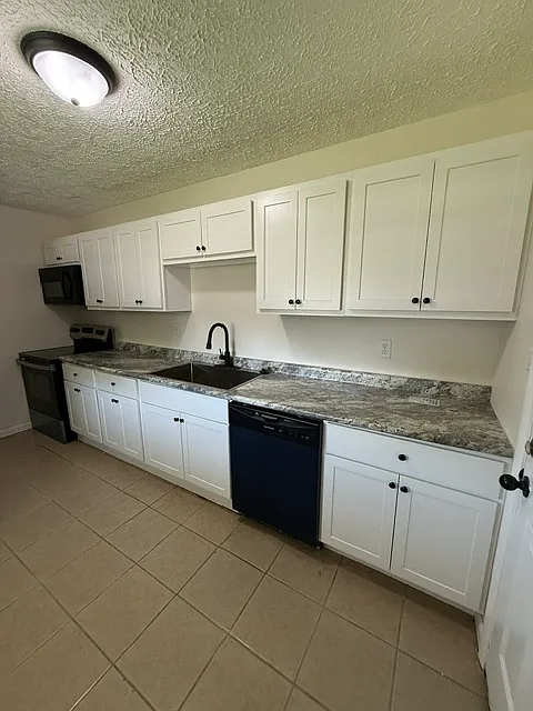 3 bed, 896 sqft, $1,395 — Photo 3