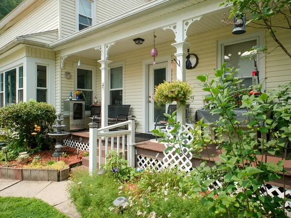 11 Crescent St, Turners Falls, MA 01376