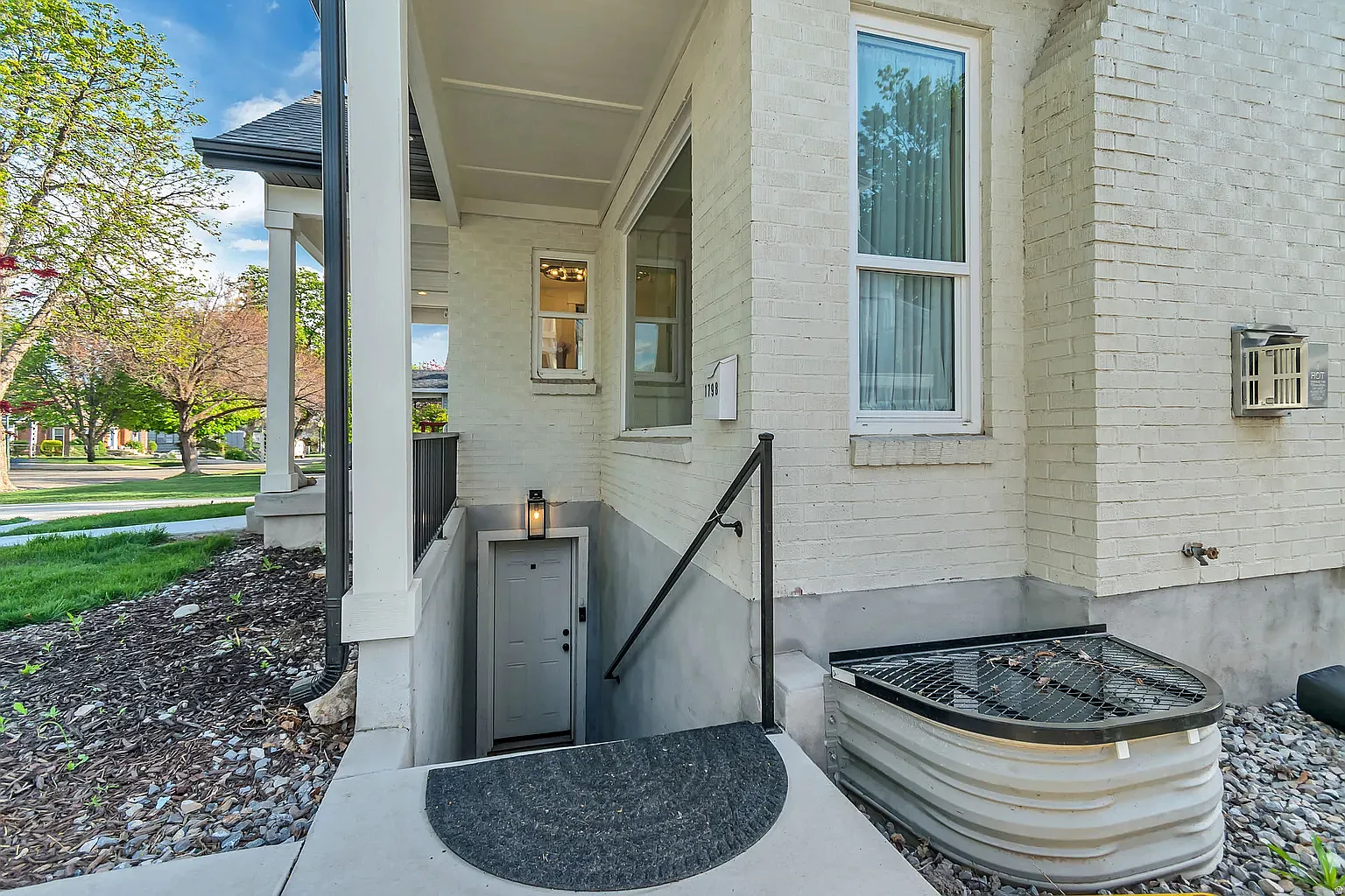2 bed, 650 sqft, $2,000 — Photo 2