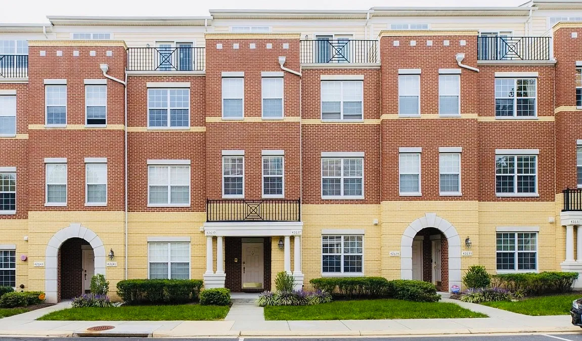 3 bed, 2.5 bath, 2776 sqft, $3,200 — Photo 1