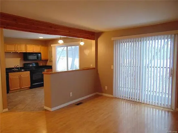 968 Village Dr, White Lake, MI 48383