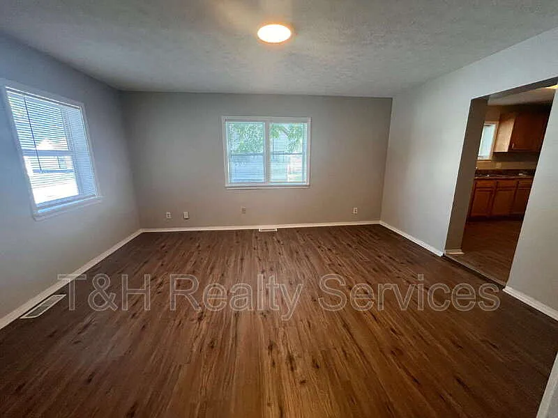 3 bed, 2.0 bath, 1916 sqft, $1,225 — Photo 4