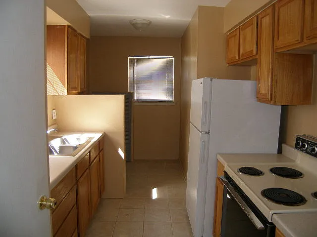 3 bed, 1.5 bath, 1299 sqft, $1,625 — Photo 4