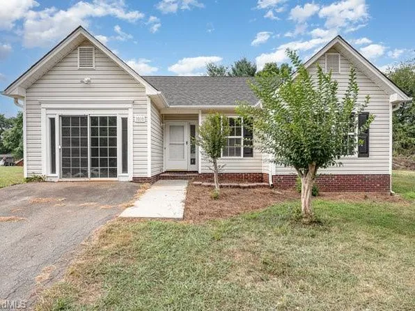 1010 Fox Hills Rd, Pinnacle, NC 27043