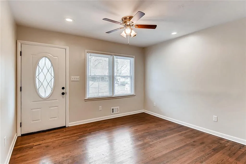 2 bed, 825 sqft, $1,300 — Photo 2