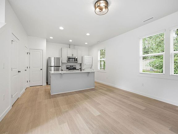 2nd image of 2819 Wilcox Pl