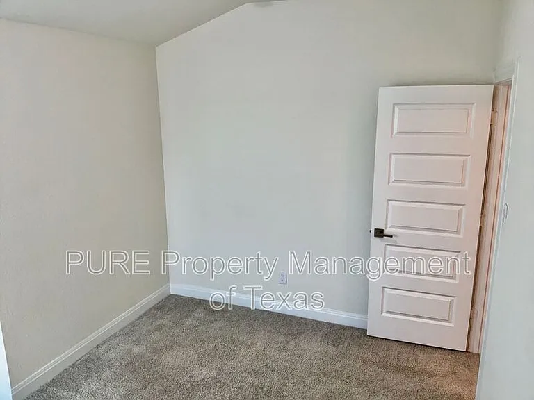 1008 Brenham Ln — Photo 29
