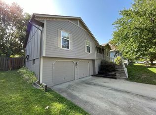 632 NE Adams Dr, Lees Summit, MO 64086
