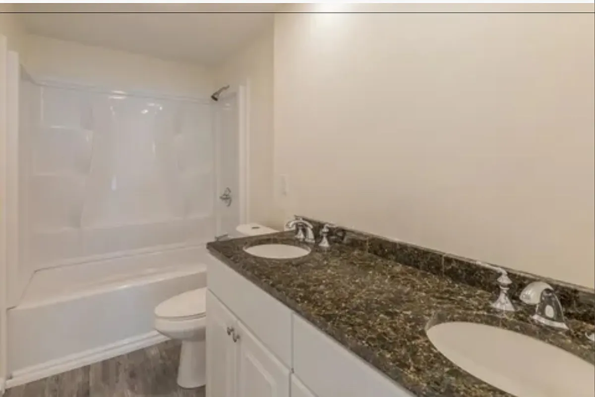 Large bathroom with double sink - 60 Cypress St #1