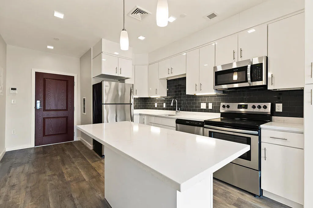 2 bed, 800 sqft, $4,200 — Photo 3