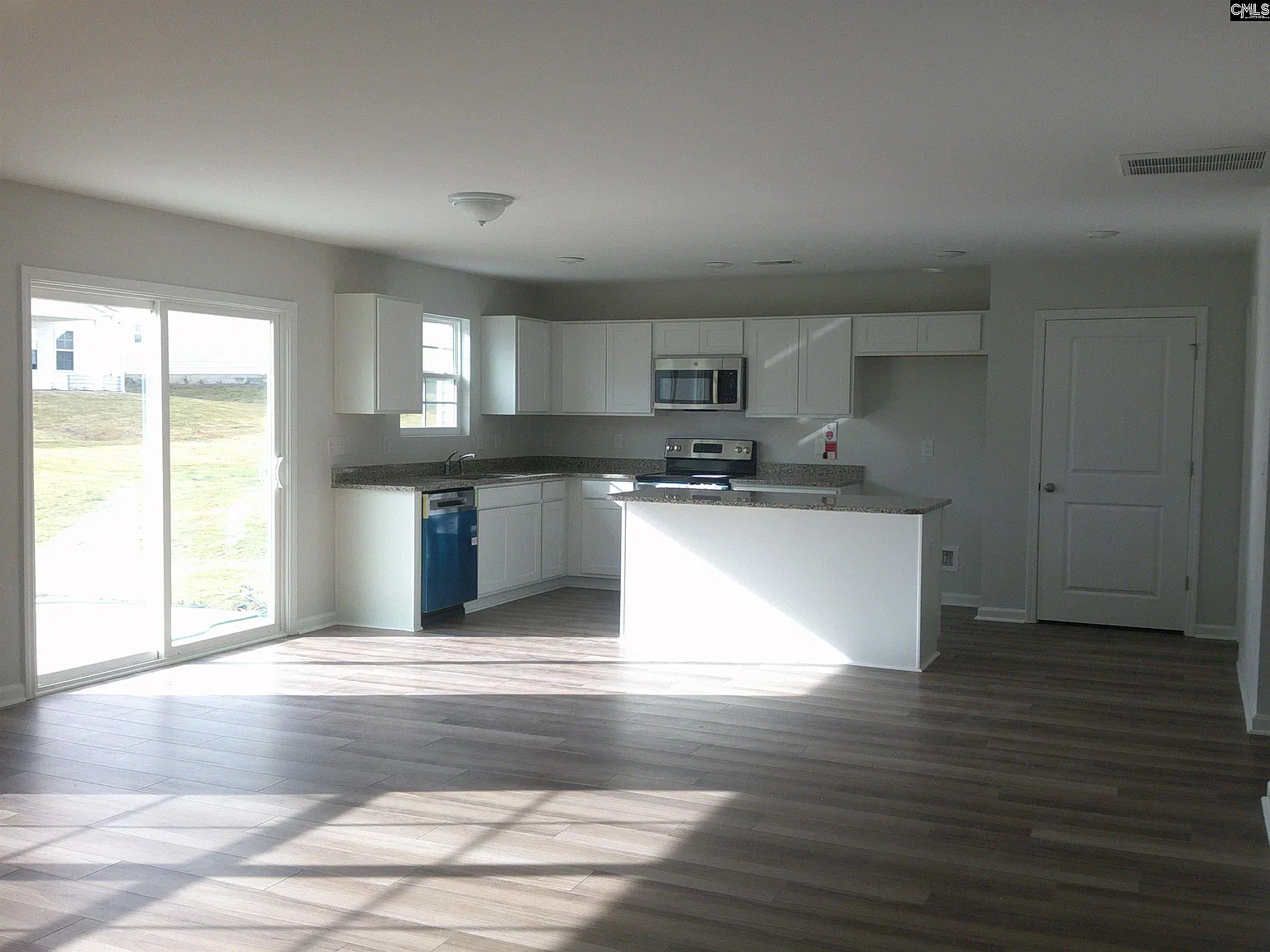 3 bed, 2223 sqft, $2,350 — Photo 4