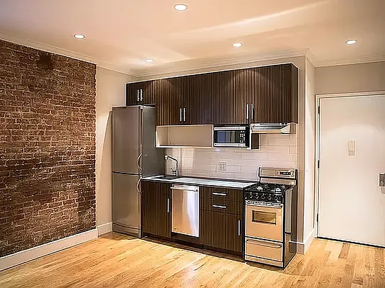 515 W 47th St #3B — Photo 2