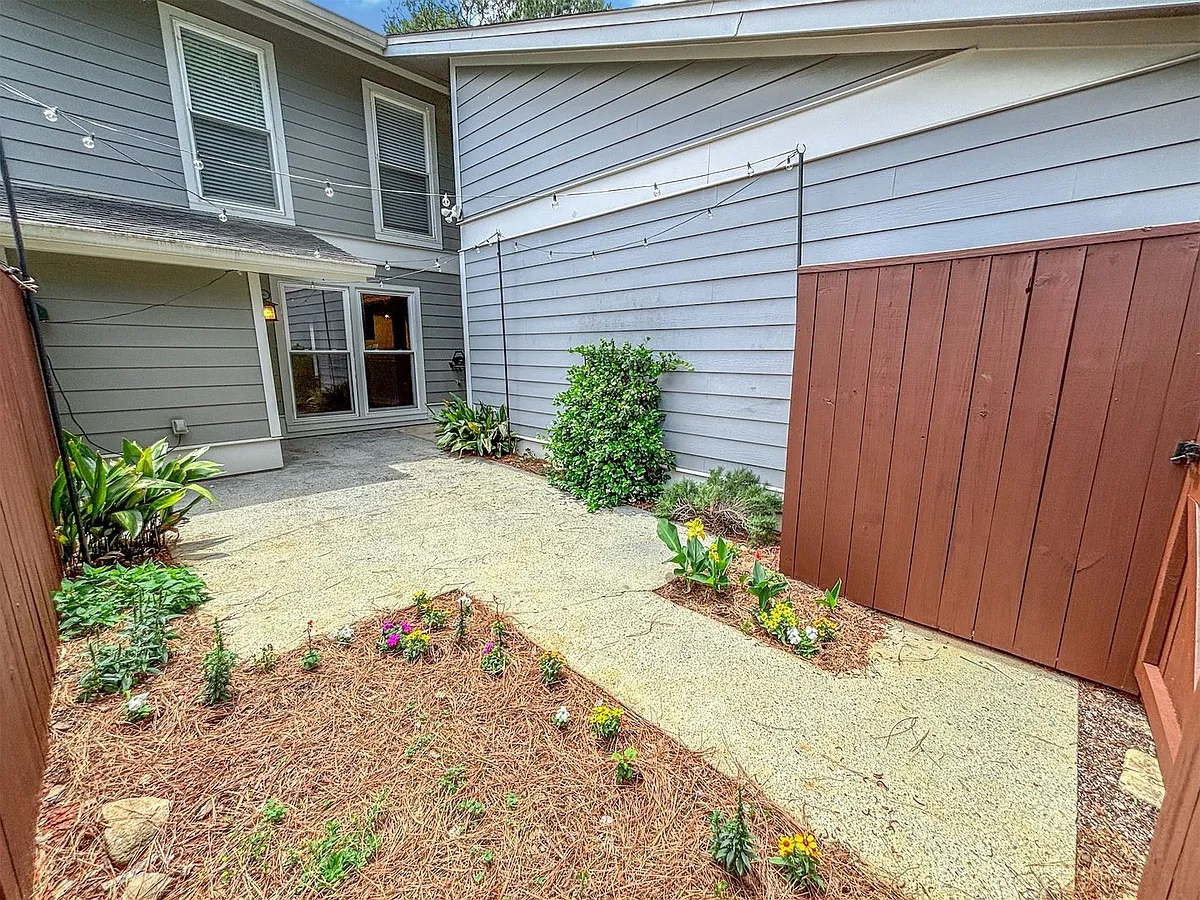 Building Photo - 5030 Meadow Ln