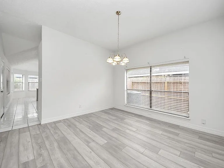 4922 E Laureldale Dr — Photo 9