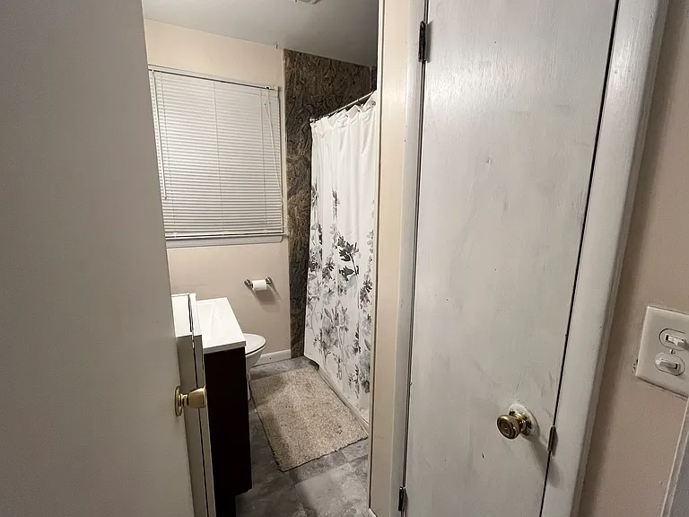 Looking into the full bathroom from Hallway