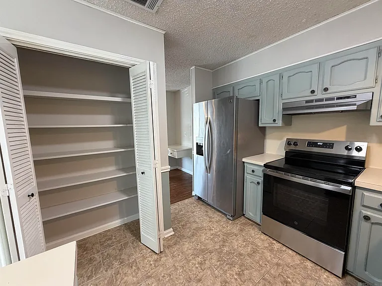 1121 Quail Hollow Dr — Photo 3