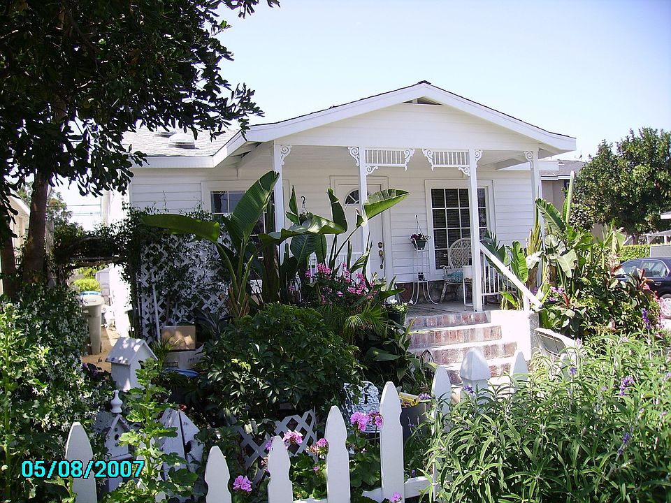    Front of 2 homes