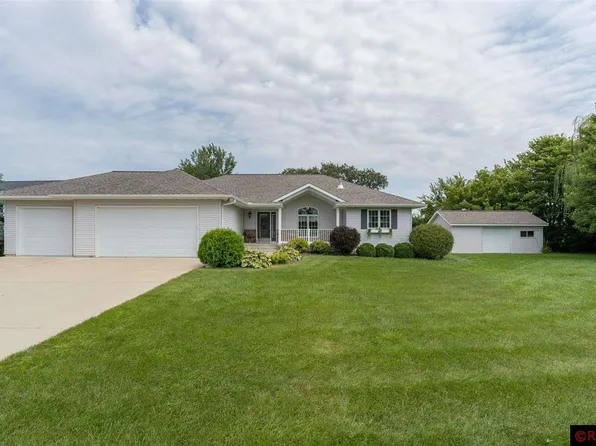 1207 Crystal Lake Ct, Lake Crystal, MN 56055