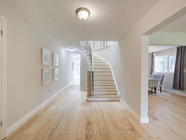 25 Yongehurst Rd — Photo 4