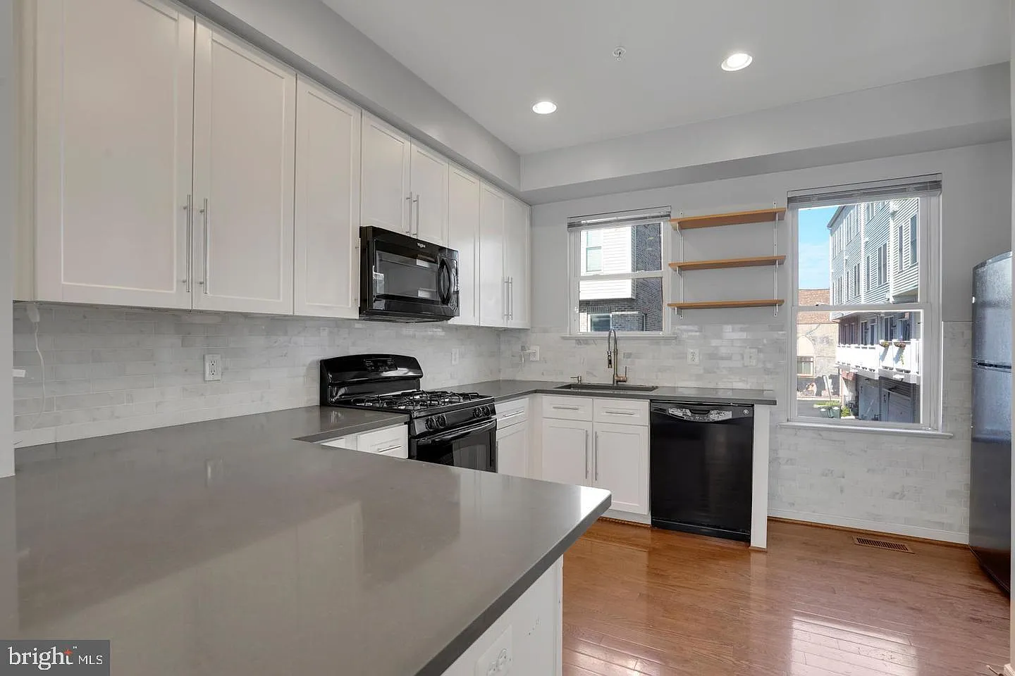 3 bed, 2.5 bath, 1552 sqft, $4,000 — Photo 2