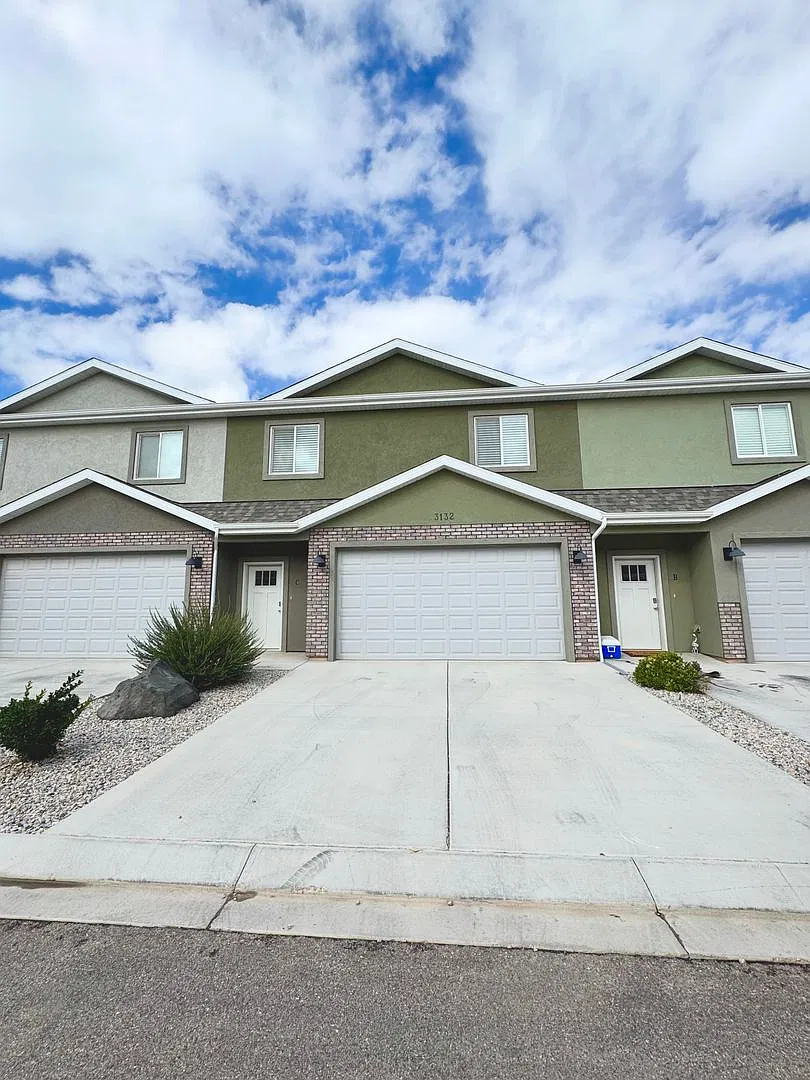 Beautiful 3 Bedroom, 2.5 Bathroom Townhome! — Photo 1