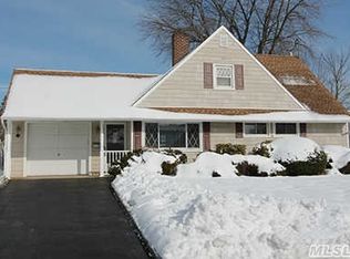 23 Rainbow Ln, Levittown, NY 11756