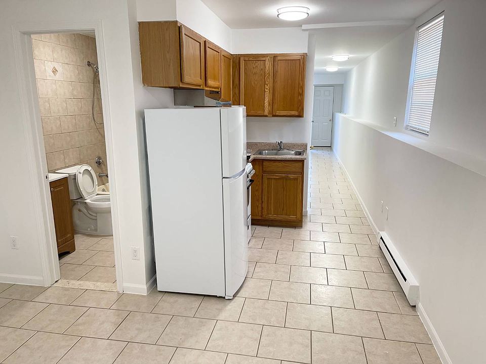 2nd image of 8 Dartmouth Loop Floor 1