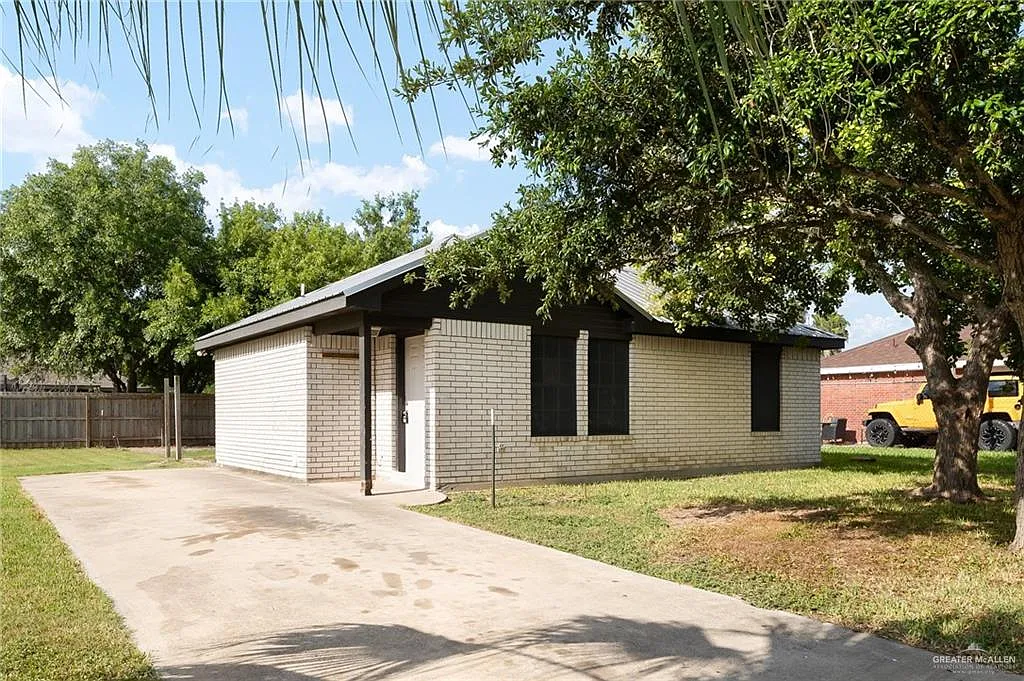 3 bed, 1.0 bath, 955 sqft, $1,150 — Photo 1