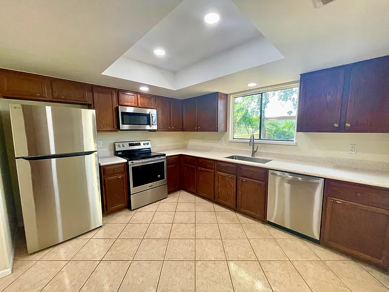 5868 Royal Rdg — Photo 10