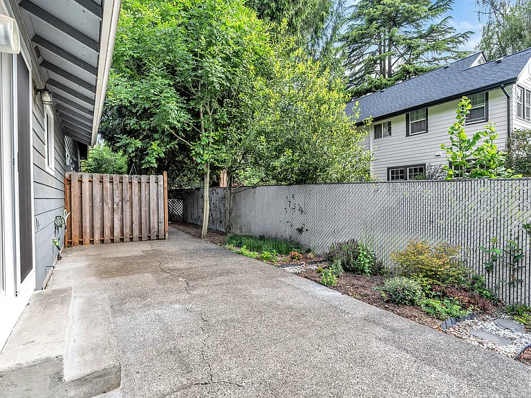 5210-5232 SE Rinearson Rd — Photo 18