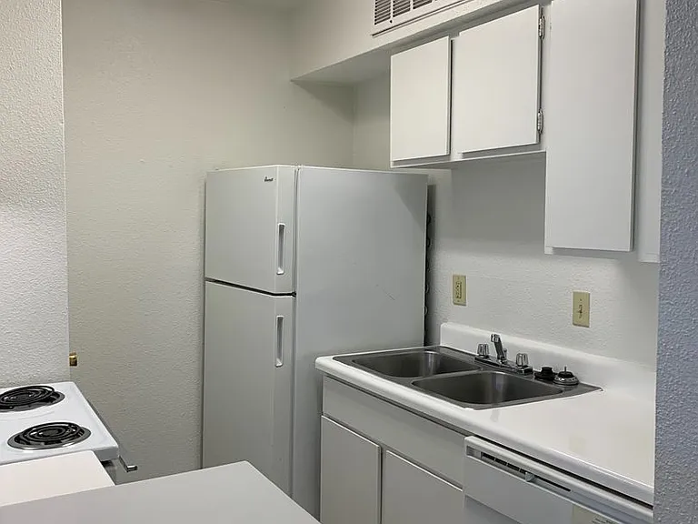 Emerald Cove Apartments — Photo 42