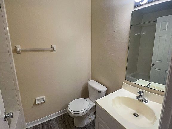 4th image of 3901-3911-4003 4013th St #4014-27