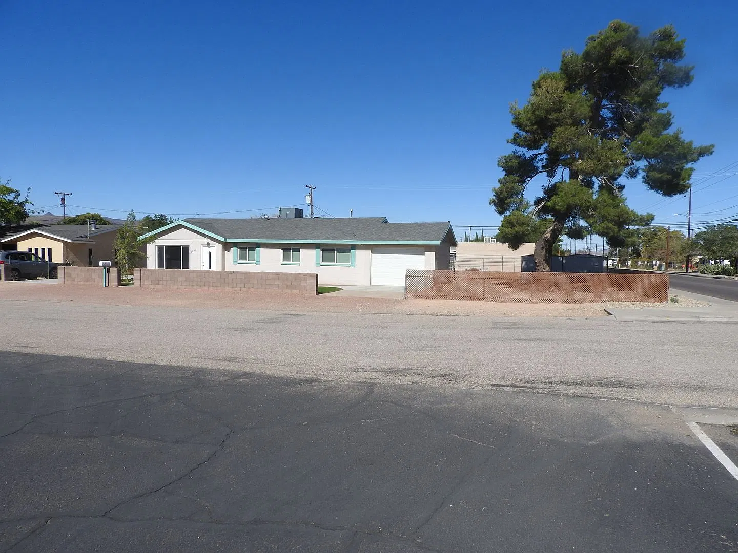 Corner Lot house — Photo 2