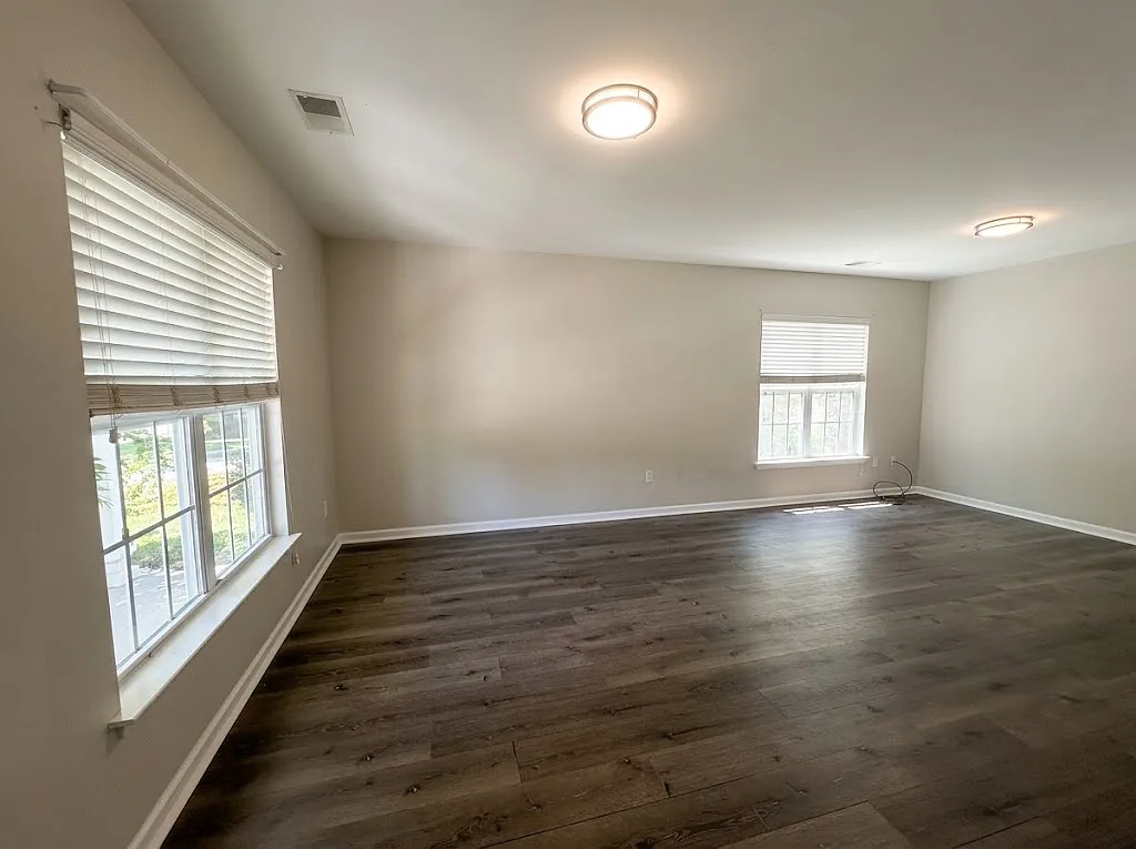 4 bed, 2.5 bath, 2320 sqft, $2,600 — Photo 3