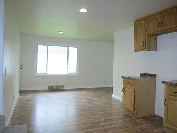 Kitchen & dining area