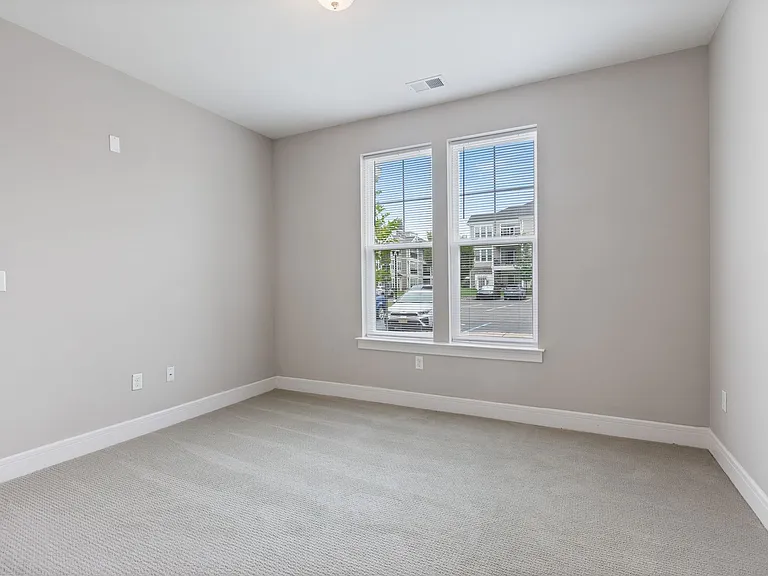 Essex Chase Apartments — Photo 26