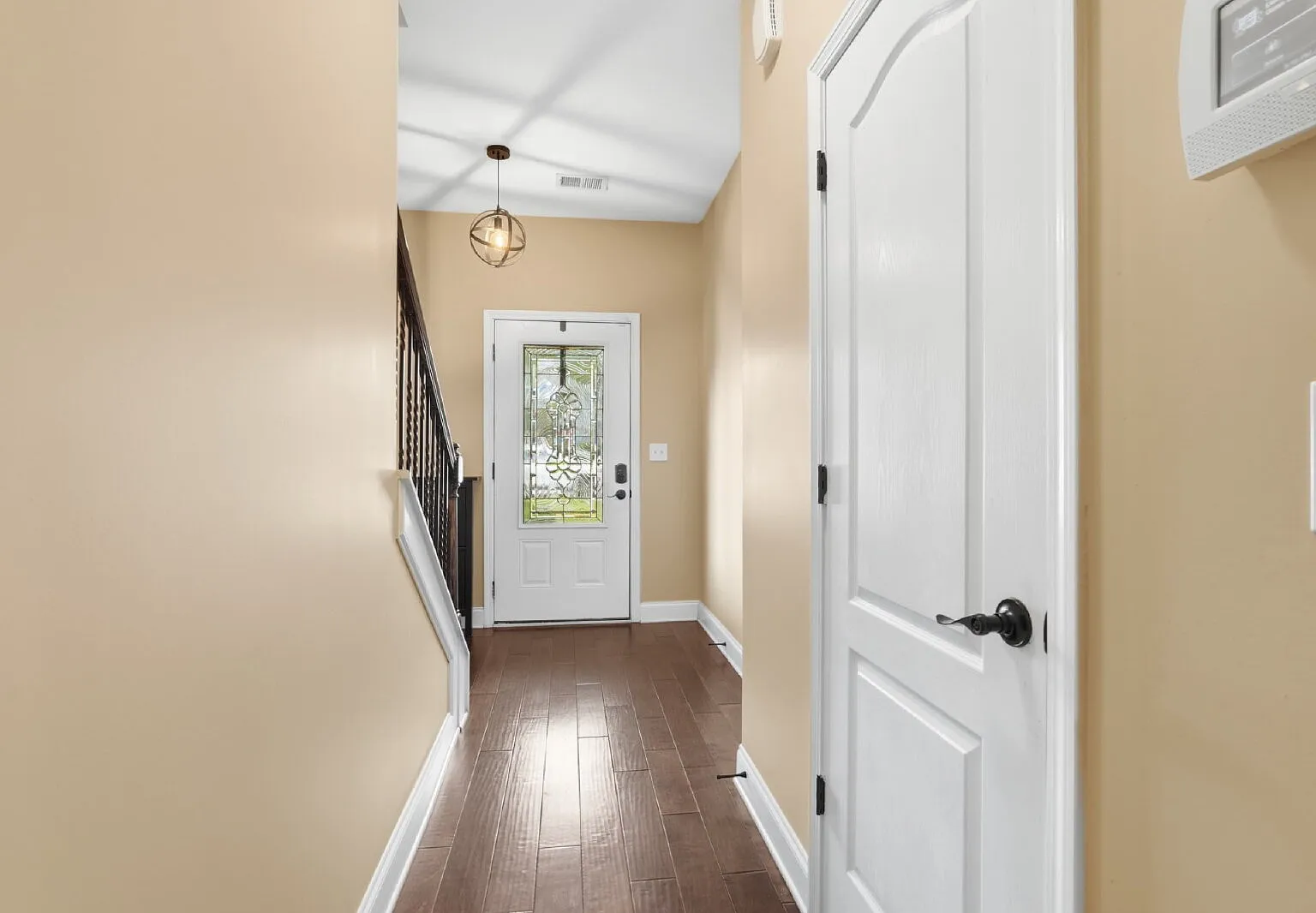 3 bed, 3.0 bath, 1926 sqft, $2,195 — Photo 3