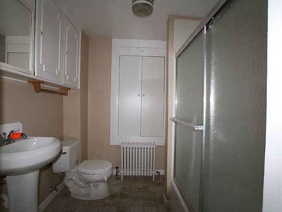 Full bath w/tub/shower