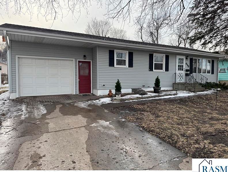 2nd image of 415 Linden St