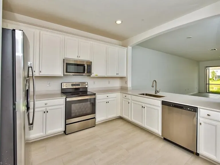 2591 Vine Ave — Photo 3