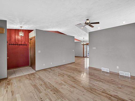 5th image of 588 Washington Street