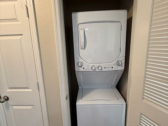 4th image of 533 NE 3rd Ave APT 330